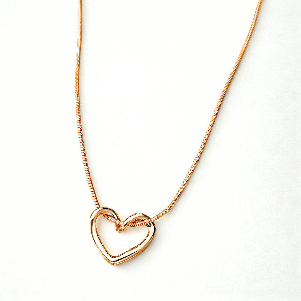 Niche Hollow Heart Necklace For Women – A Timeless Symbol of Love and Elegance - ZENTRION 
